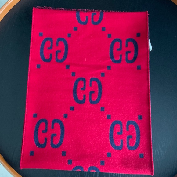NEW GUCCI Scarf - Picture 1 of 10